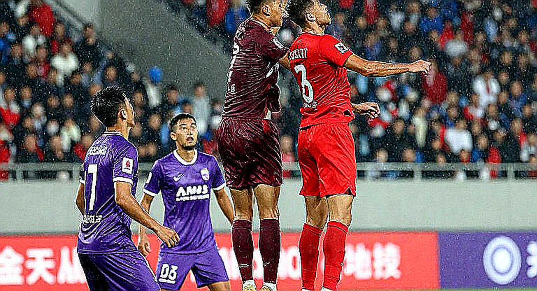 आर्सेनल 2-0 एवर्टन: दो सेंटर-बैक के गोल, एक कोने का प्लान और तालिका का वह सच जो शीर्षक ने नहीं छुआ